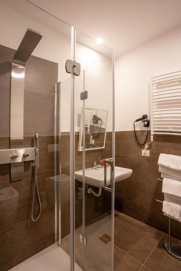 V Hotel アンコーナ エクステリア 写真